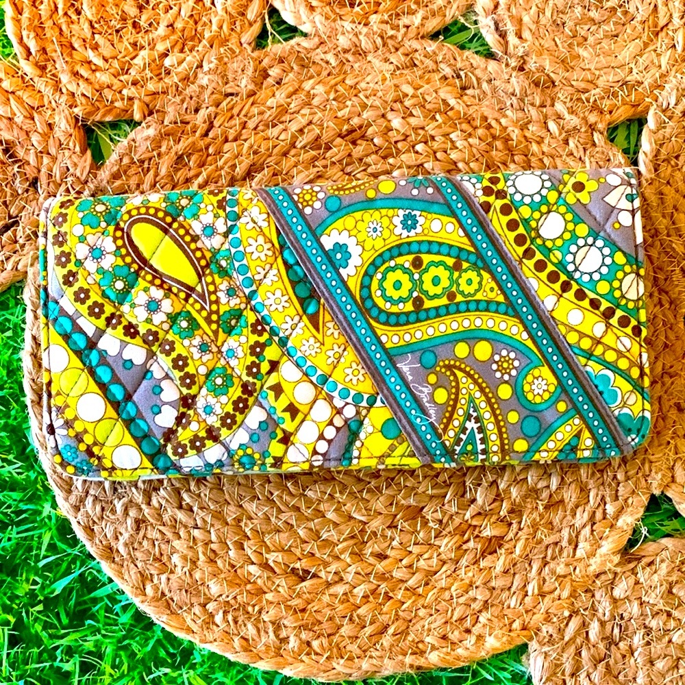 Retired pattern Vera Bradley magnetic closure wallet, NWOT